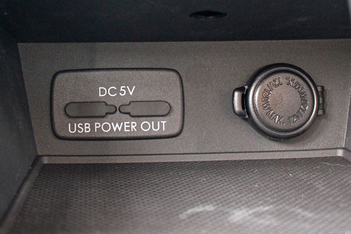 �V�K�[�\�P�b�g�ɉ����āA�d���Ƃ��Ďg����USB�|�[�g��2��ڂ���