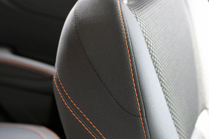 2.0���b�^�[���f���̃V�[�g�ɂ́A�I�����W�̃X�e�b�`��������Ă���