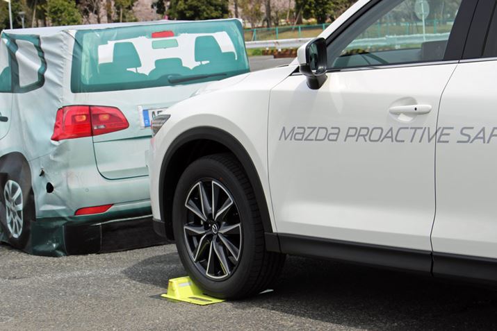 AT�딭�i�}�����䂪�쓮����ƁA�O�i���ł́A�ԗ��߂����z�����Ȃ����x�̃p���[�ɐ��������