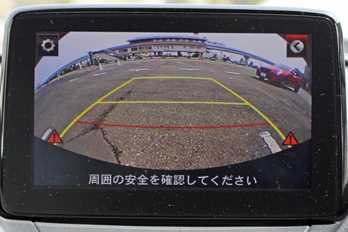 RCTA���쓮����ƁA�o�b�N���j�^�[�̍��E�̉���2�����ɁA�x���𑣂��u�I�v�̃}�[�N�������