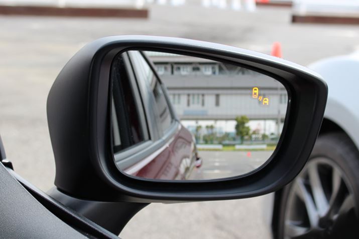 �T�C�h�~���[�ɂ͉����f���Ă��Ȃ����A�x�����\������Ă���B���̒���Ɍ�����N���}�����؂���