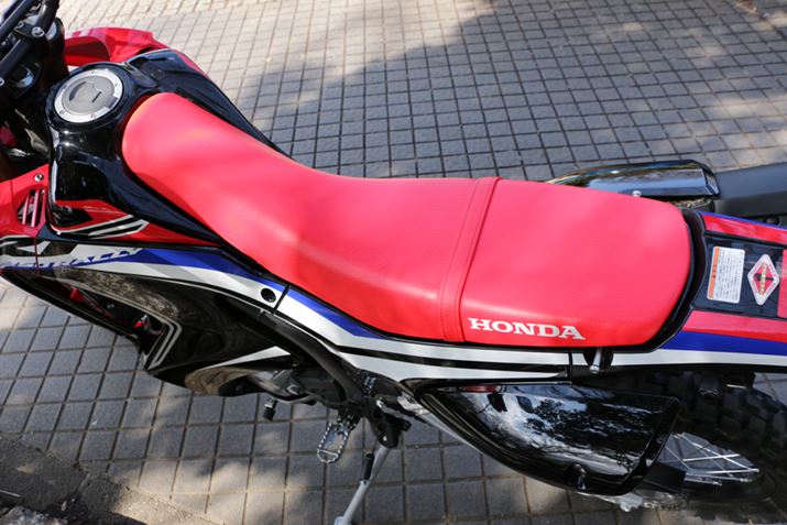 �V�[�g�̓I�t���[�h�}�V���炵���אg�ŏc���B�V�[�g����895mm�����A830mm�̃��[�V�[�g���p�ӂ���Ă���