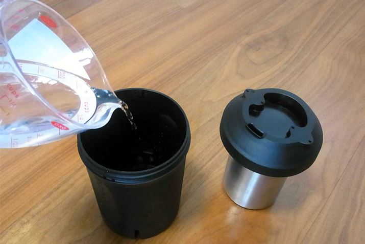 JbvJbv̒ɓāA傫ق̃Jbvt^ɌŒB{̂ɂ܂