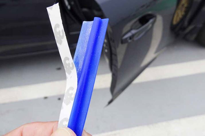 1m���ƂقƂ�ǂ̎Ԃ̃h�A�ɂ͒�������̂ŁA�܂��̓J�b�g