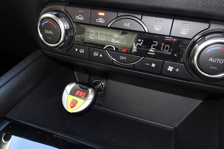 MP3CDTEh[T[ɂȂAFMgX~b^[ňԂFMWIŒƂ\