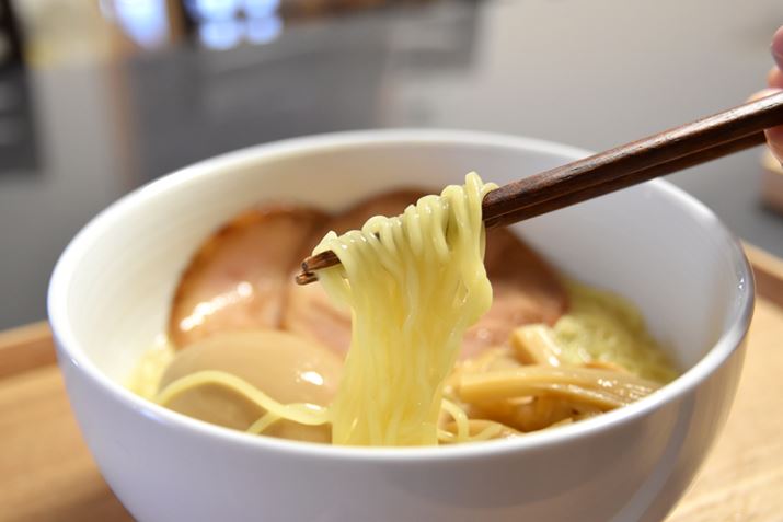 ˂̓mtC˂ŁAɂCX^g˂A썑m̃JcIlԃ[Ƃ͑ΏƓIł