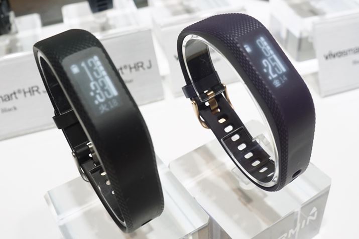 �{�^���𓋍ڂ��Ȃ������ʌv�uvivosmart 3�v�́A�u���b�N�i���j�ƃp�[�v���i�E�j��2�F�œW�J