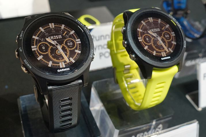 GPS�E�H�b�`�uForeAthlete 935�v�́A�u���b�N�ƃC�G���[��2�F�����낦��