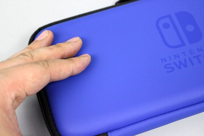 OEVAfނȂĂāA\ʂ̓}bgȎdオ