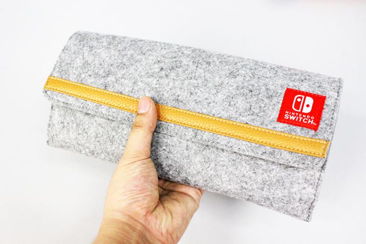 uNintendo Switchv[ԂƁA኱傫߂̃IVȒẑ悤BP[X̏ォłJoy-Coñ{^Ă܂̂ŒӂKv