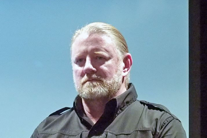 ���\��ɓo�d����Dale Lott���BAurisonics�𗧂��グ�A���݂�Fender�ŃC���z���J���𓝊����Ă���