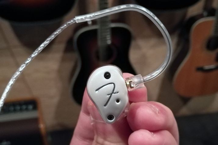 �V���o�[�R�[�e�B���O���{�����V�J���̃P�[�u�����̗p����B�P�[�u�����͖�1.3m��