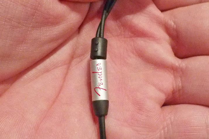 �P�[�u���ɂ́AFender�̃��S�������|�C���g�Ńf�U�C������Ă���