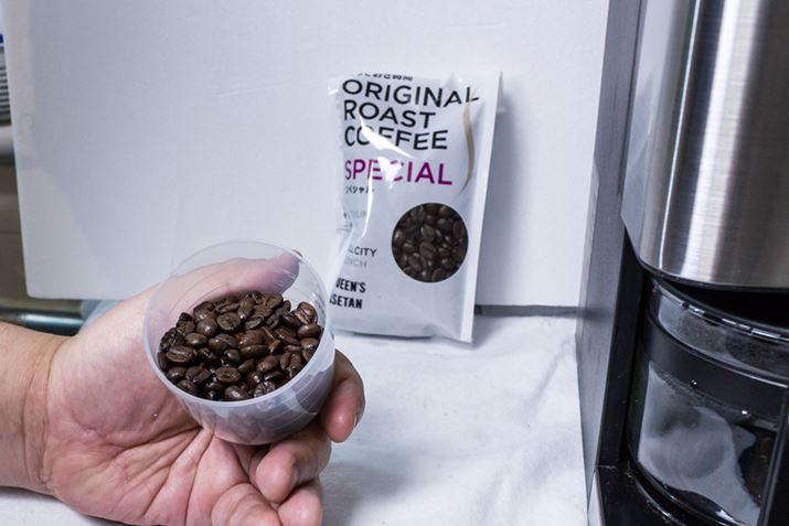 M҂ߏ̃X[p[ōwĂ铤B߂ŁA\ʂR[q[ICłĂĂPĂ