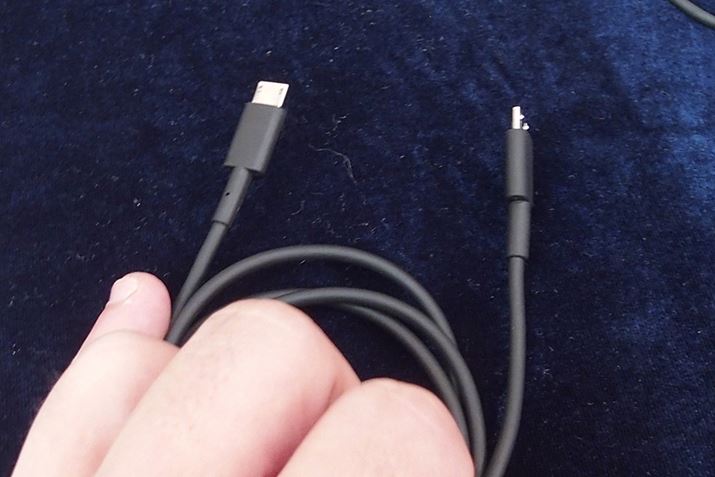 X}[gtHƂ̐ڑɎgpmicroUSB^Cv̐pP[u