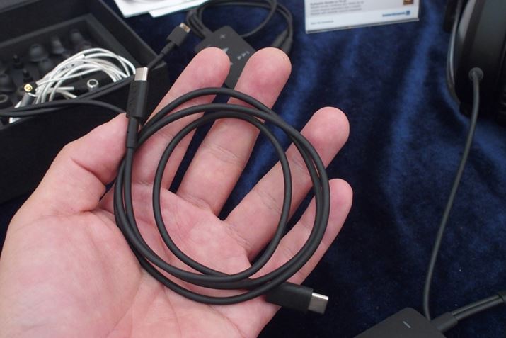 USB Type-C^Cv̐pP[utĂAŐVX}zƂ̐ڑOK