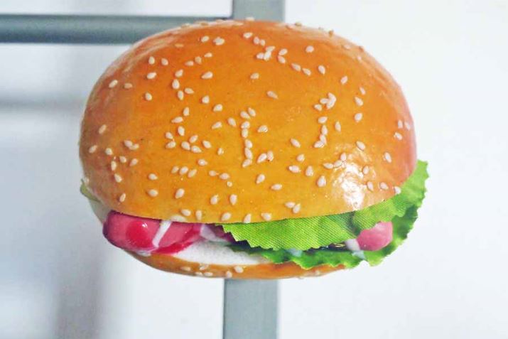 ���Ƀ}�O�l�b�g�t���̂��̂�����A�\��t���ď��邱�Ƃ��\�ł�