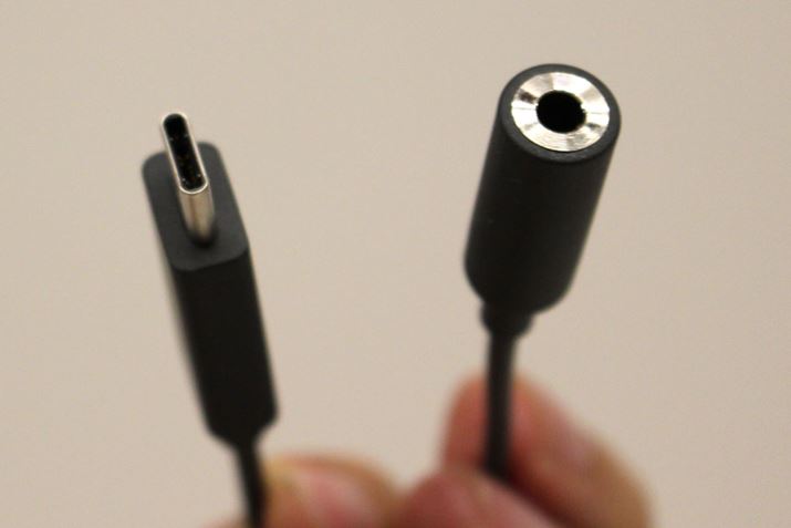 wbhz[q͔pĂAɁAUSB Type-C|[gɐڑϊA_v^[