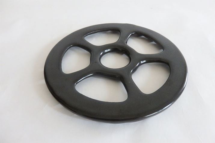 �ܓ��̏�ɏd�˂Ďg���⏕���B�ی^�̈�ʓI�Ȍܓ��ł���Ύg�p�\