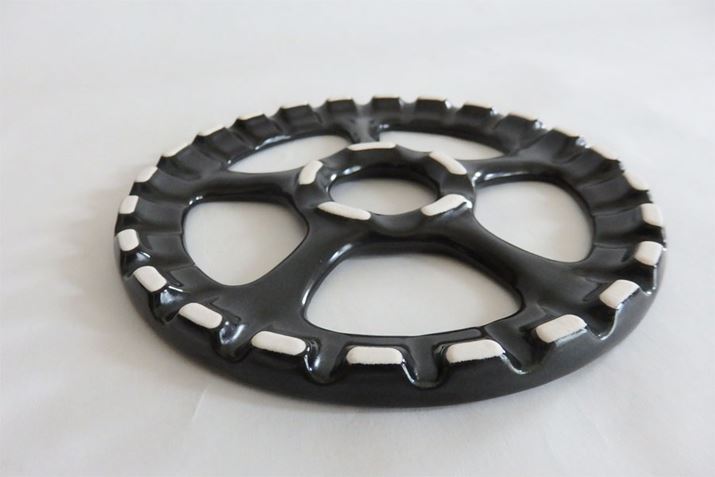 �����͌ܓ��̏�ɌŒ肷�邽�߂̍a�⊊��~�߂��{����Ă��܂�