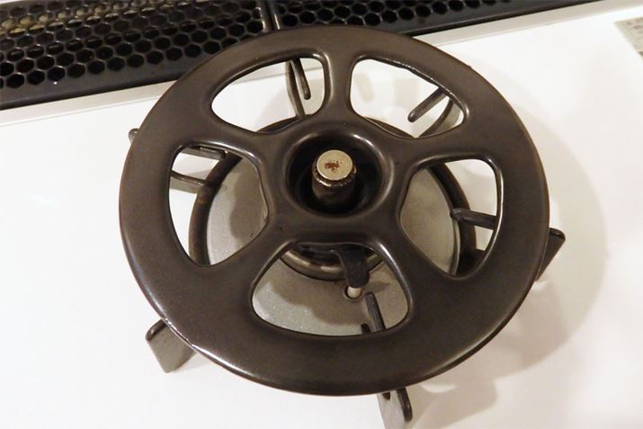 �ܓ��̏�ɃZ�b�g�B���̍a�ɘg����������n�}���Ă�������Œ肳��Ă��܂�