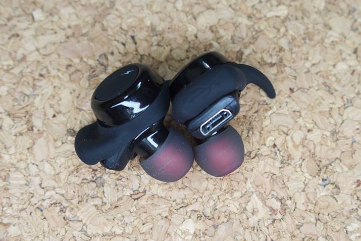 {̉̃VRJo[OƁAmicroUSB[qo܂