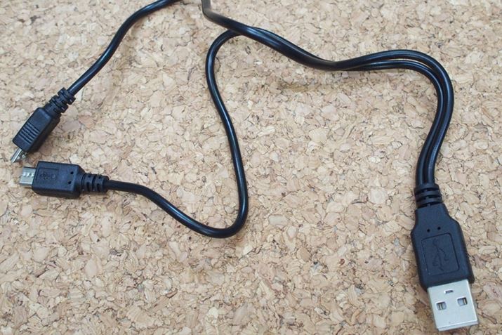 tUSBP[úAȂmicroUSB҂ɂȂĂA1ŗ̏[d\ł