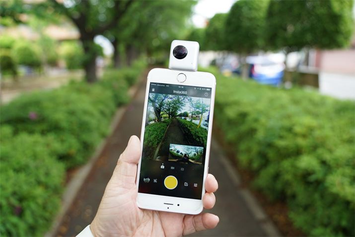 Insta360 Nano���g�p����Ƃ��́A���̂悤��iPhone���㉺�t�Ɏ����܂�