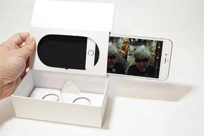 �����̃t�^���J������iPhone�����̂悤�ɑ}�����܂�