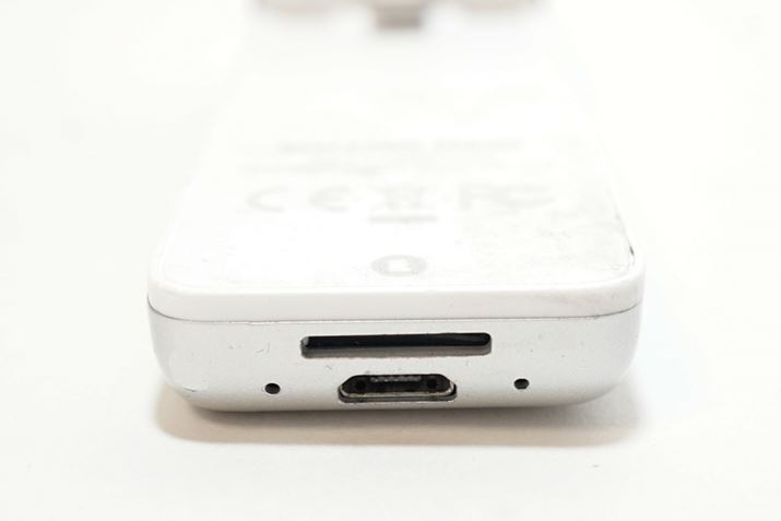 ��ʂɂ�microSD�J�[�h�X���b�g�Ə[�d�p��microUSB�R�l�N�^��z�u