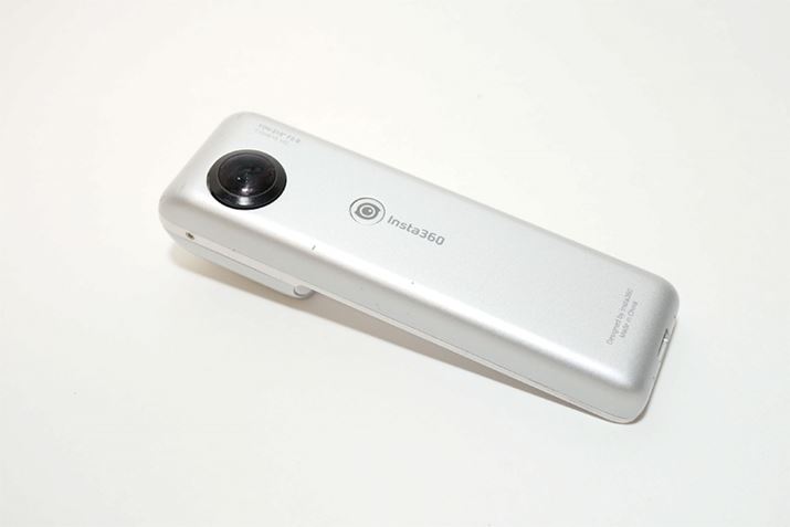 �{�̂ł��B�{�^���ƃJ�����̃����Y���z�u����Ă��܂�