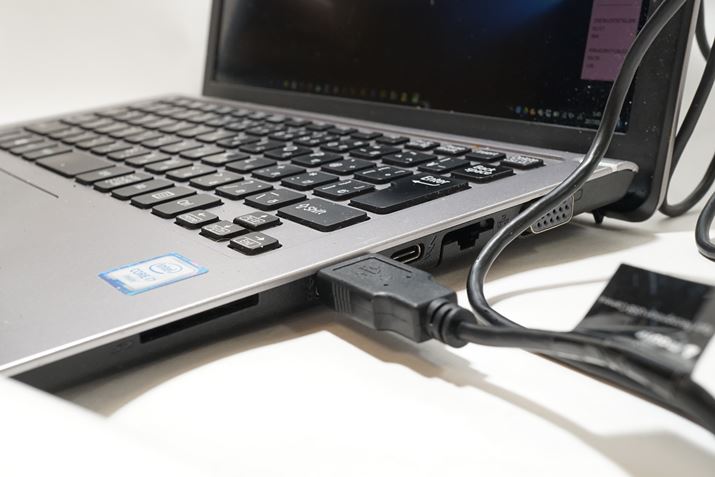 USBP[u̓p\R{̂֐ڑBd̋USBoRōs܂