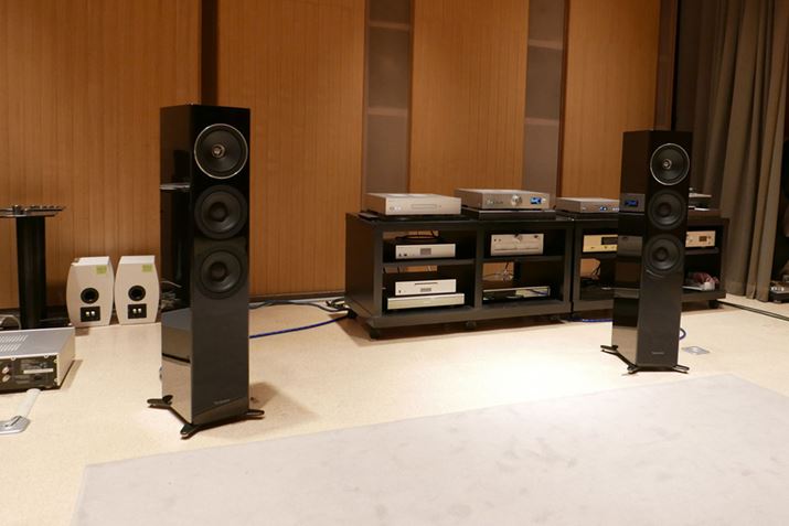 �p�i�\�j�b�N��^���Ə����̃e�N�j�N�X�������ɂĎ�ނ����{