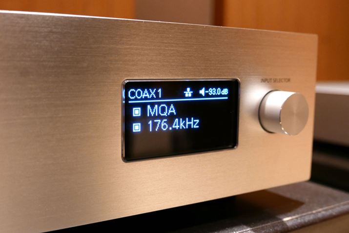 SL-C700����͓����f�W�^���œ��́B�uMQA 176.4kHz�v�̕\�����m�F�ł���