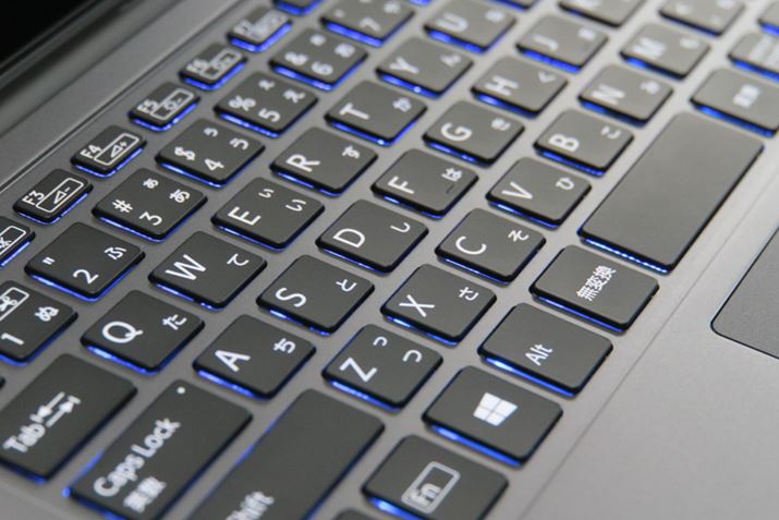 �ʏ탂�f���̃o�b�N���C�g�L�[�{�[�h�͔��F�����AMercedes-Benz x VAIO Z�͖����I�ȃC���[�W�̃u���[