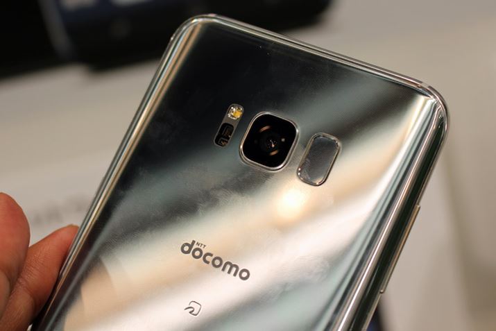 A[NeBbNVo[̔wʂ͋̂悤ȎdオBJ\ȂǂGalaxy S8ƋʂĂ