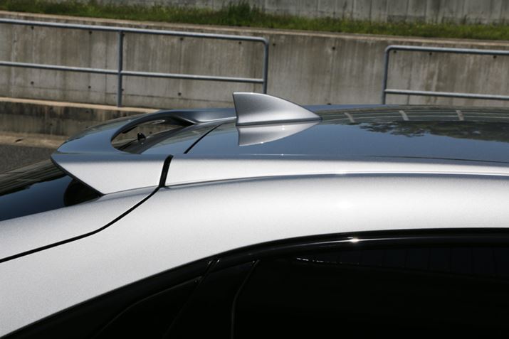 �n�b�`�o�b�N�̃e�[���Q�[�g�̏㕔�ɂ̓E�C���O����������A�V���[�N�t�B�����݂����Ă���