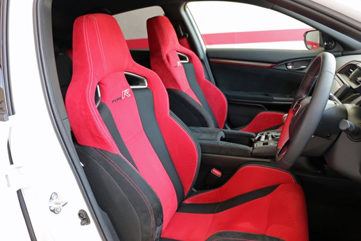 �V�[�g�̓J���[�����O�����b�h�ɂȂ��������łȂ��A�z�[�����ɂ����ꂽ�o�P�b�g�^�C�v�ɂȂ��Ă���