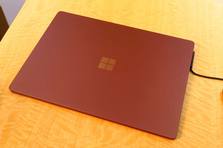 VSurface Pro̔wʂɋ߂fUC