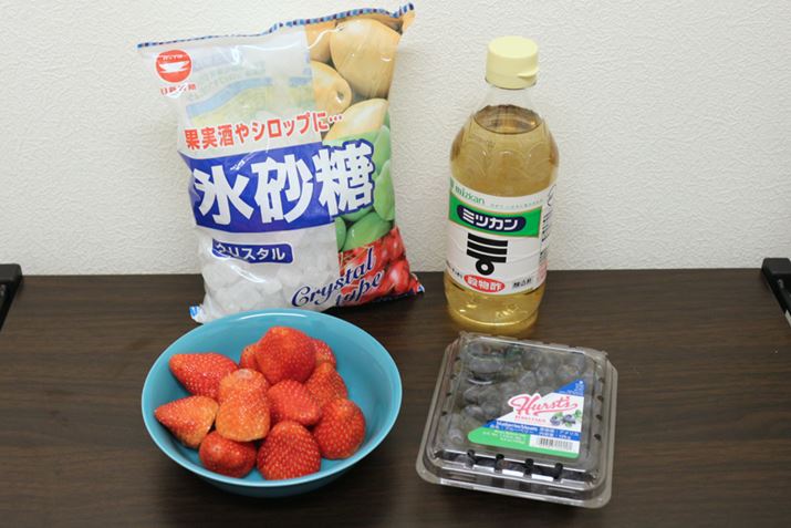 ޗ́AC`SAu[x[Ȃǂ̃t[cA|AXBޗׂčĖ{̂ɃZbg܂