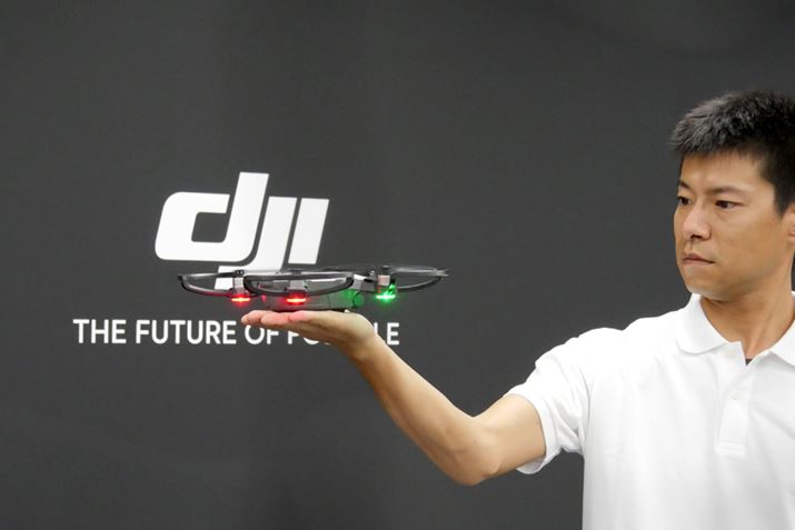 uDJI SPARKv̐^ɎƁAX[bƎ̂Ђɒ