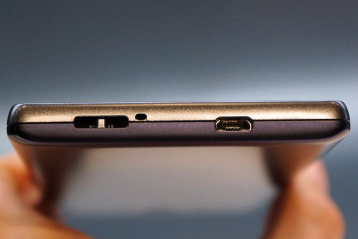 ʂɂ́AXgbvz[ƁAmicroUSB|[gzu