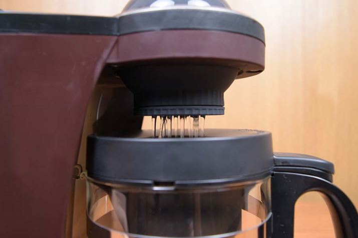 �h�[���ɂ��߂��M�����h���b�p�[�ɒ�������A�Ăт��������߂�ԂɃR�[�q�[������������Ə��炷