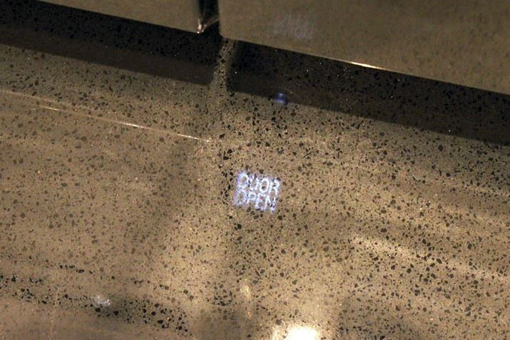 ①ɂ̑OʂƁAɁuDOOR OPENv̌Ƃ炳B𓥂ނƗ①ɂ̃hAJI