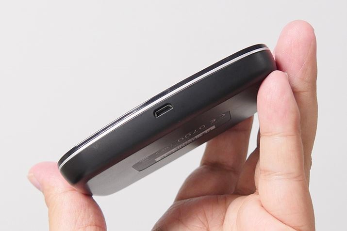 {̑ʂɂ͏[dpmicroUSB|[gĂ