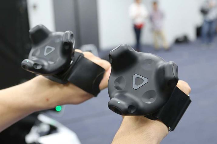 ����ɂ́A��̓������g���b�L���O�����p�O���[�u�𑕒����܂�