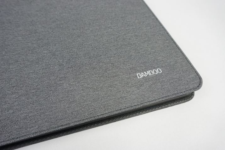 �uBamboo Folio Large�v�̕\���̈ꕔ�B�V���v���ō�����������A�r�W�l�X���[�X�ɍœK��