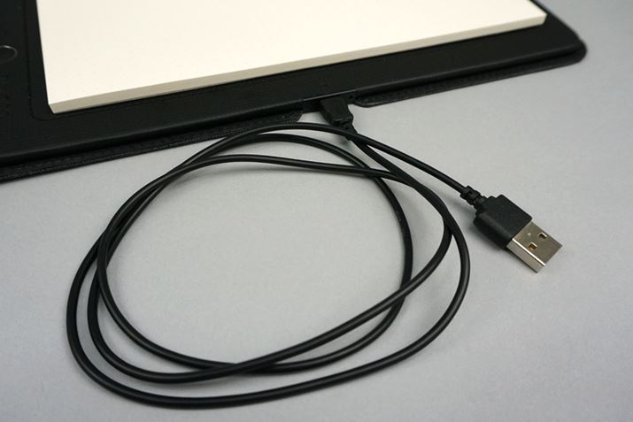 �{�̉E�y�[�W�̉����ɂ́AmicroUSB�̒[�q�𓋍ځB2.5���Ԃ̏[�d�Ŗ�8���Ԏg�p�ł���