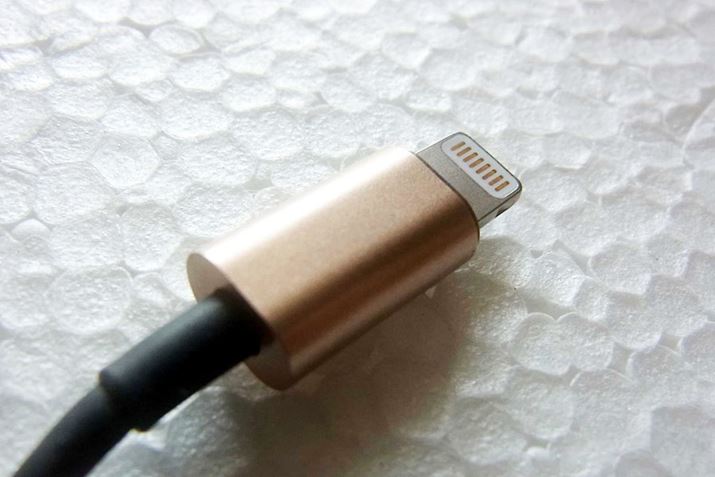 �v���O�������{�̓��l�u�����Y�J���[�œ���