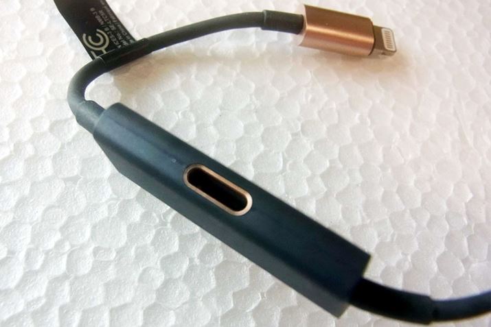 �����炪�[�d�p��Lightning�|�[�g�B�v���O�ɋ߂��ʒu�ɂ���܂�